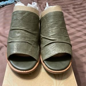 NWT Sofft Size 8 Netta Army Green Leather Shoes. Never worn